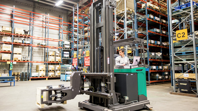 ELEViA ES: Arbeitstier im Lager