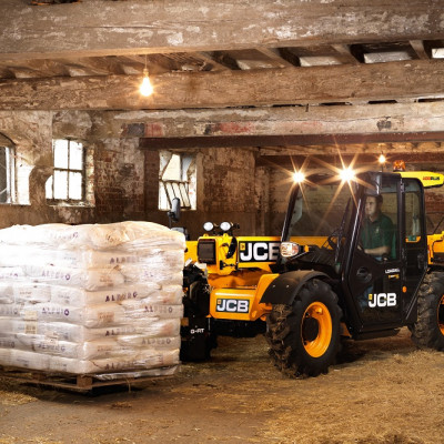 JCB in Scheune
